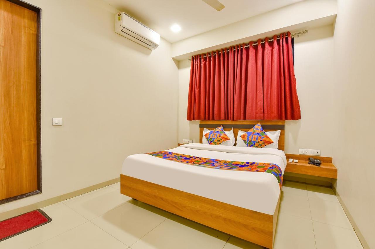 Fabhotel Happinex Surat Exterior photo