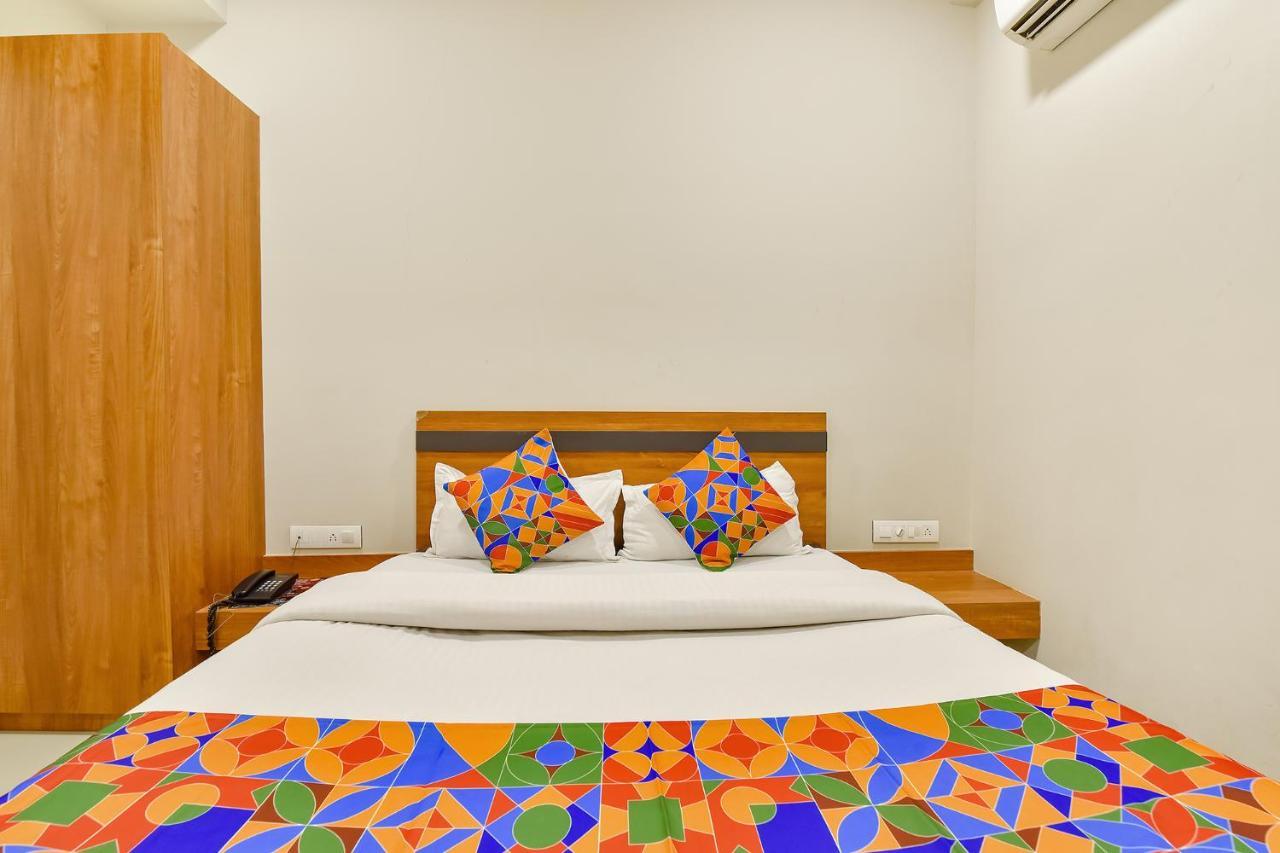 Fabhotel Happinex Surat Exterior photo