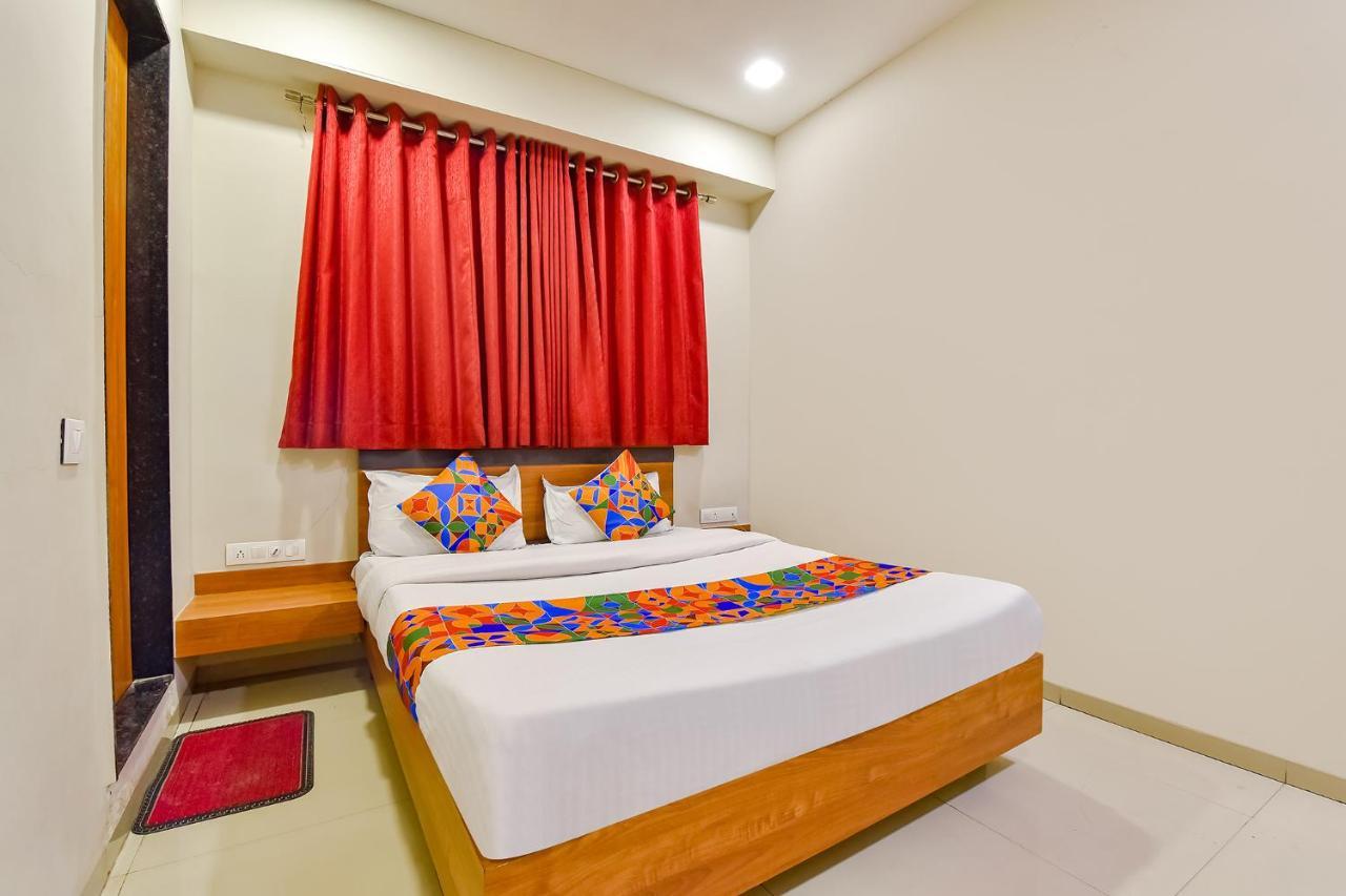 Fabhotel Happinex Surat Exterior photo