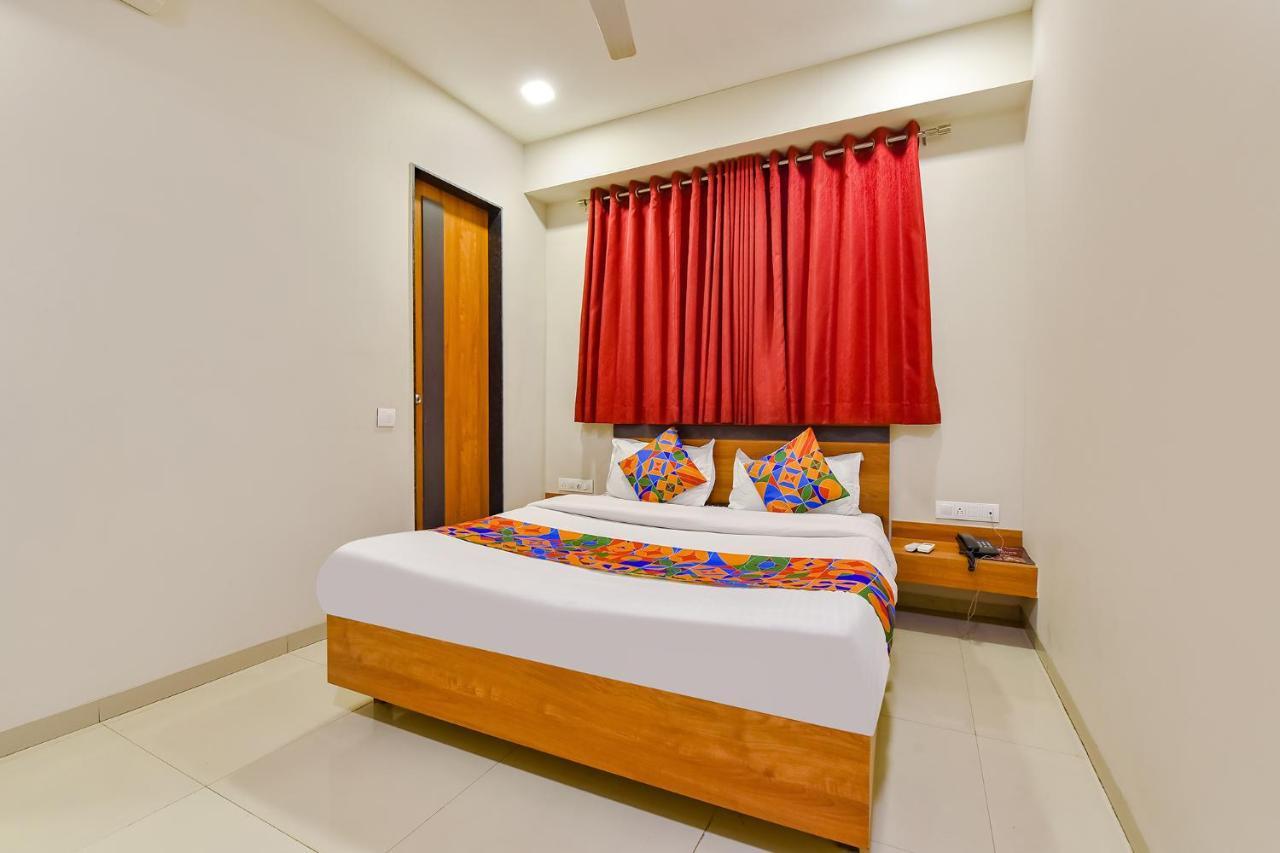 Fabhotel Happinex Surat Exterior photo